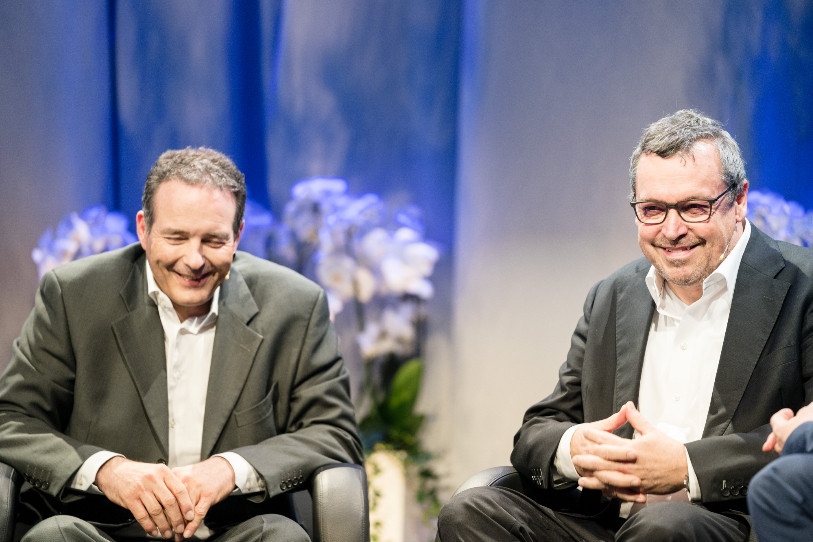 Pascal Barbezat (à gauche), CEO de Polydec SA et Claude Konrad, fondateur et ancien CEO de Polydec SA, lors de la remise des prix au Kursaal de Berne. (Photo: Manuel Lopez, SVC)
