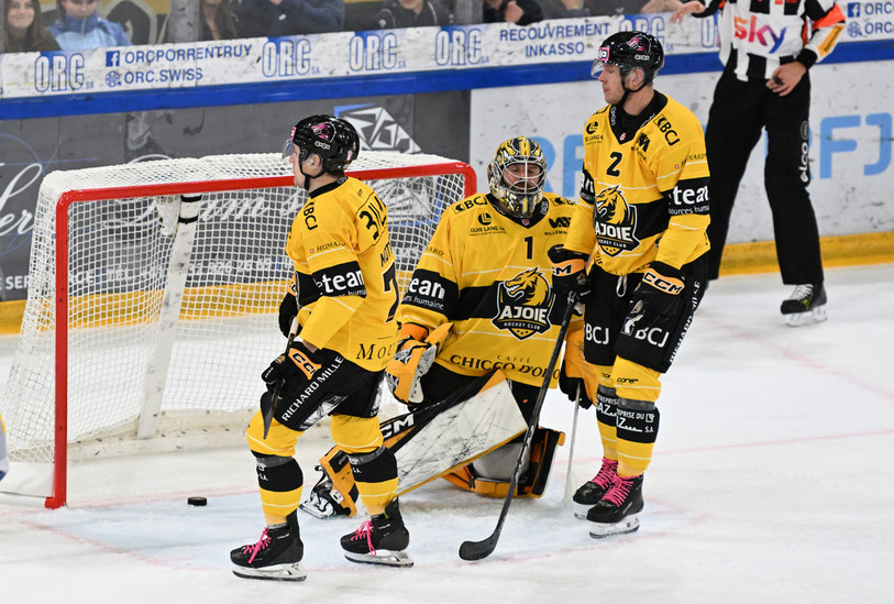 Le HC Ajoie et sa défense ont souffert contre Fribourg. (Photo : Georges Henz)