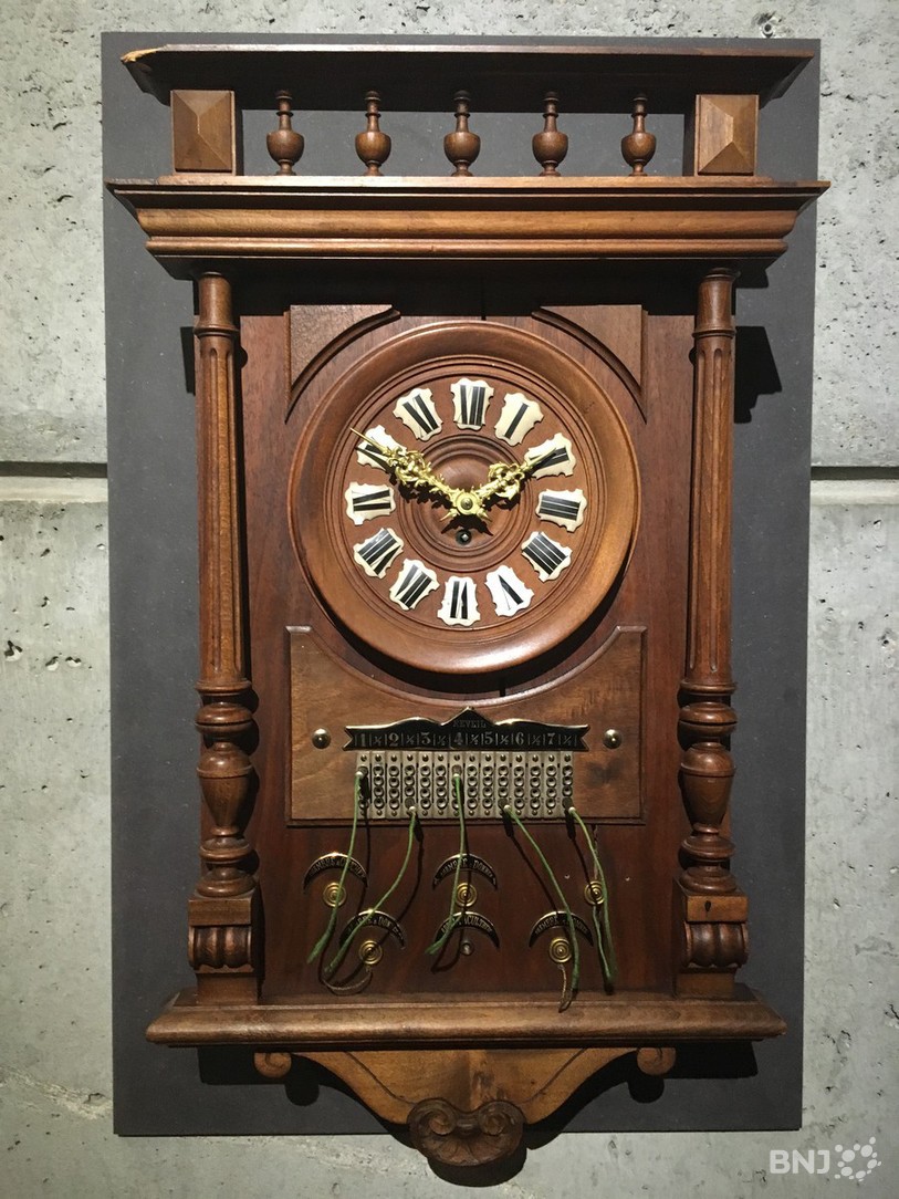 Pile à l'heure s'est intéressée à une horloge d'auberge qui a fait son apparition au Musée international d'horlogerie à la Chaux-de-Fonds.