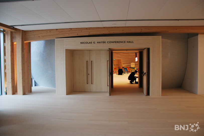 Le hall de conférence Nicolas G. Hayek se situe au 4 étage de la Cité du Temps. Il peut accueillir jusqu'à 400 personnes. L'architecte japonais Shigeru Ban est à l'origine de cette conception.