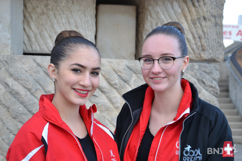 Géraldine Rodriguez (à gauche) et Léane Weber (à droite) sont membres des Cool Dreams, l'équipe de Suisse de patinage synchronisé qui sera en lice ce week-end à Neuchâtel.