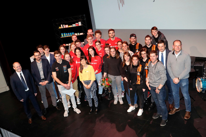 La photo de famille des sportifs honorés l'an dernier (photo : archives/Roger Meier).