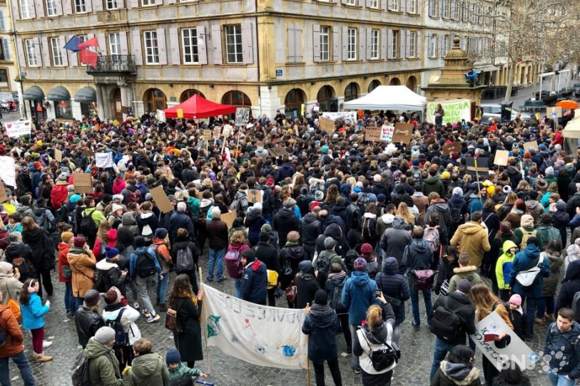 Les Neuchâtelois rassemblés à la Place des Halles le 15 mars à l'occasion de la Grève du Climat. (photo: archives)