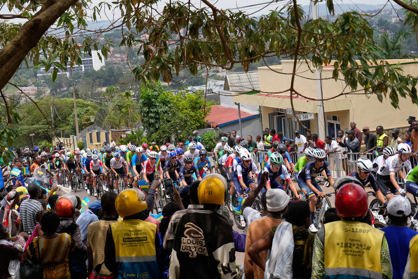 Robin Donzé a apprécié l'ambiance au bord des routes pour ces premiers Mondiaux sur sol africain. (Photo : AP/Jerome Delay).