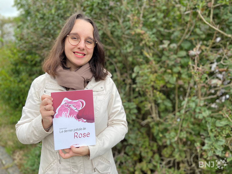 Melisa Ozkul tient sa première BD intitulée « Le dernier pétale de Rose ».