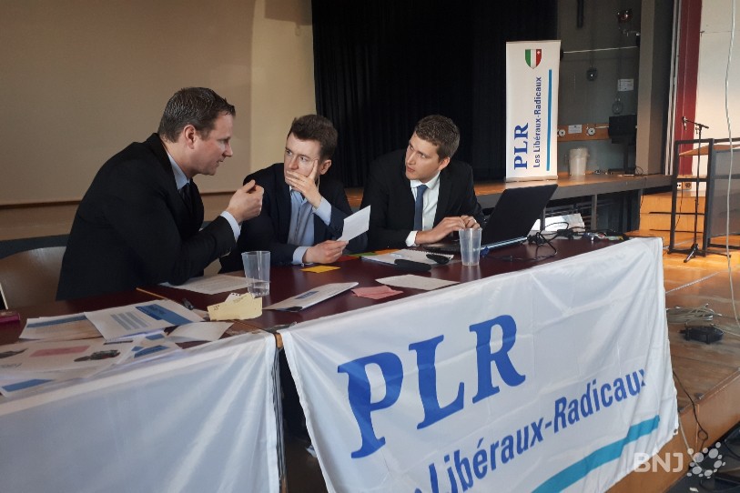 Le conseiller aux Etats Raphaël Comte (au centre) a dirigé le dépouillement aux côtés de Nicolas Ruedin (à gauche) et d'Anthony Von Allmen (à droite).