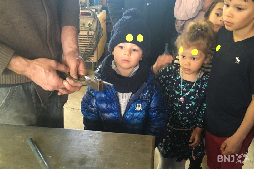 À Corcelles-Cormondrèche, grâce au samedi des bibliothèques, de nombreux participants ont pu suivre un parcours scientifique à travers le village et découvrir notamment le travail d'un forgeron.