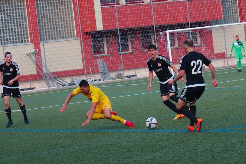 Tant le FC Colombier (en noir) que le FC Le Locle (en jaune) se sont pris les pieds dans le tapis. (photo: archives)