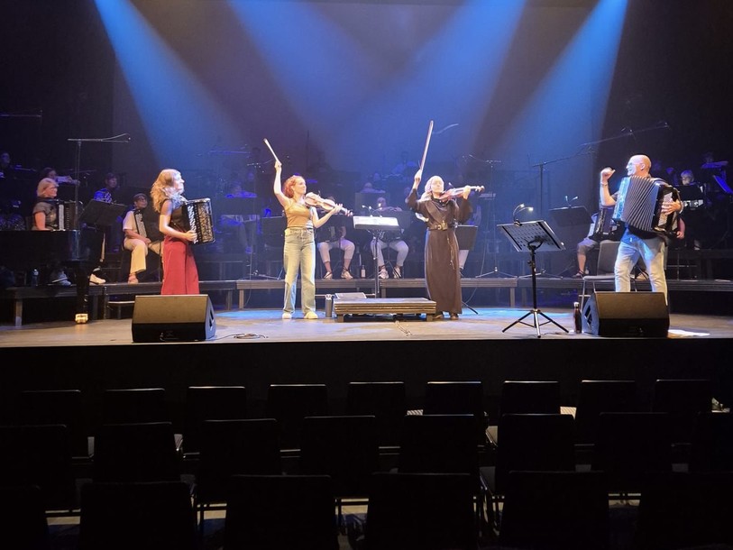 Camille et Julie Bertholet avec Lionel Chapuis