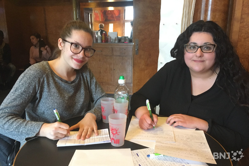 Angelica et Shana participent à un atelier d'écriture dans le cadre de la Semaine neuchâteloise d’actions contre le racisme.