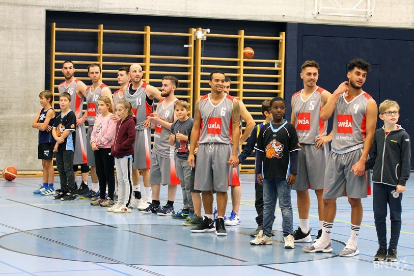 Les joueurs de Val-de-Ruz et leurs jeunes supporters peuvent encore rêver d'exploits en 1re Ligue. 