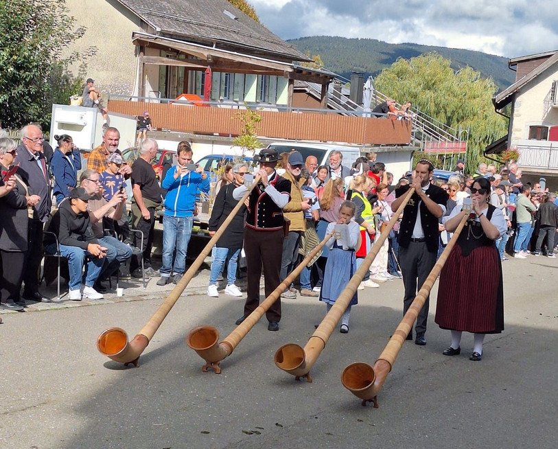 Le cortège de la désalpe de Lignières accueille chaque année de nouvelles formations. (Photo: Fête de la désalpe de Lignières)