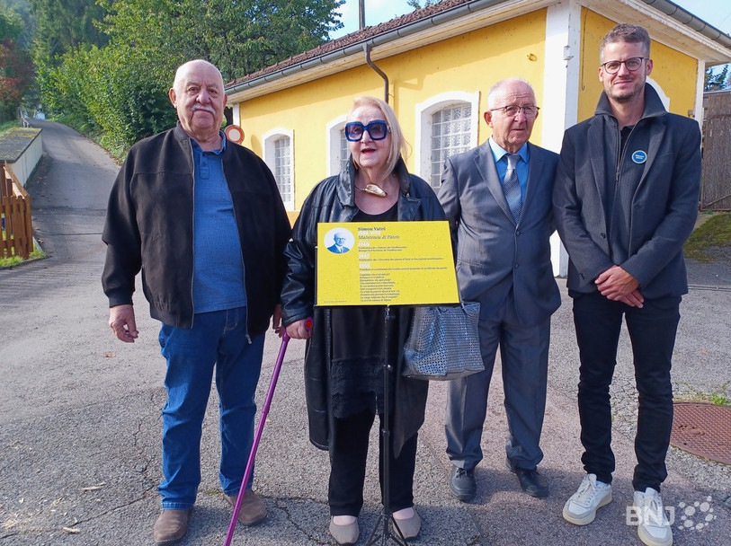 Trois petits-enfants (Gérard, Eveline et René Doyon) de Simon Vatré étaient présents dimanche à Vendlincourt pour honorer la mémoire de leur grand-père. Ils sont accompagnés par Gauthier Corbat, président du comité d'organisation.