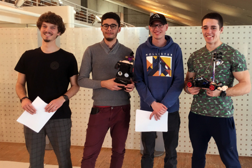 Les gagnants de la compétitions avec de gauche à droite, Johan Matthey et Hakim Arfa (Arcar 2), ainsi qu'Alexandre Mäder et Romain Donzé (Arcar 1). (Photo: HE-Arc)
