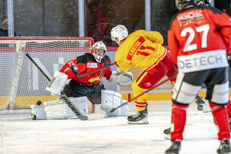 Les deux gardiens taignons, Pierrick Varrin (photo) et Quentin Leuenberger, ont griffé la glace et ils ont eu du travail devant les cages. (Photo : Jonathan Vallat).