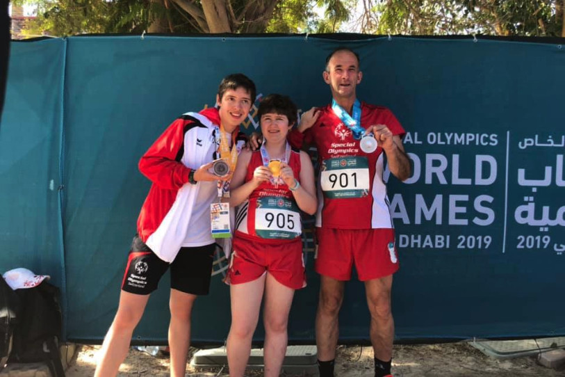 Loïc Paroz peut fièrement montrer sa médaille de bronze décrochée à Abu Dhabi (photo : Special Olympics Switzerland).