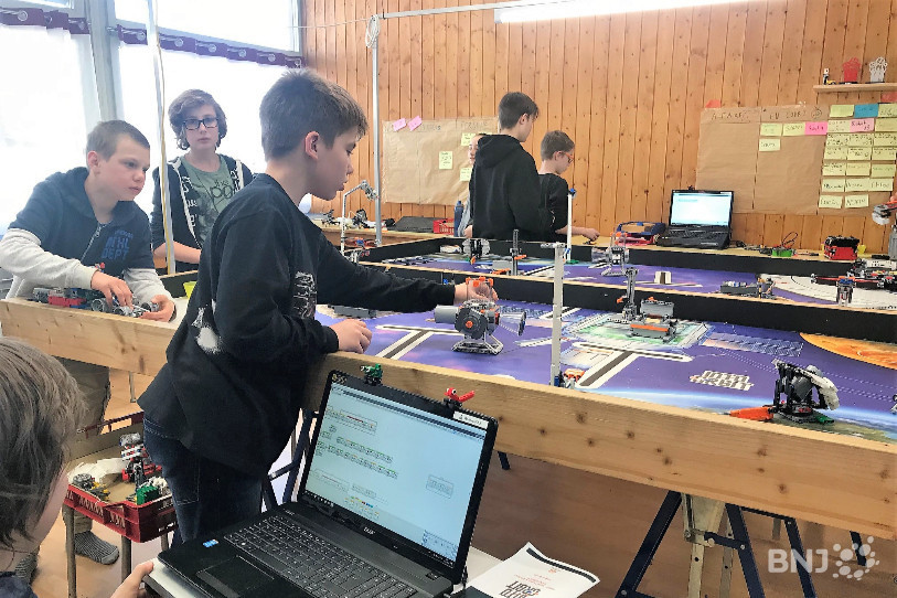 Des jeunes jurassiens entre 12 et 16 ans se préparent à la compétition de robotique samedi à Delémont.