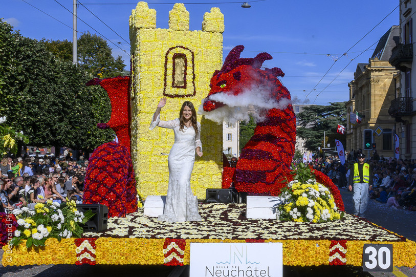Quatorze chars fleuris ont parcouru le centre-ville de Neuchâtel pour ce Corso 2025. (photo : Bertrand Pfaff)