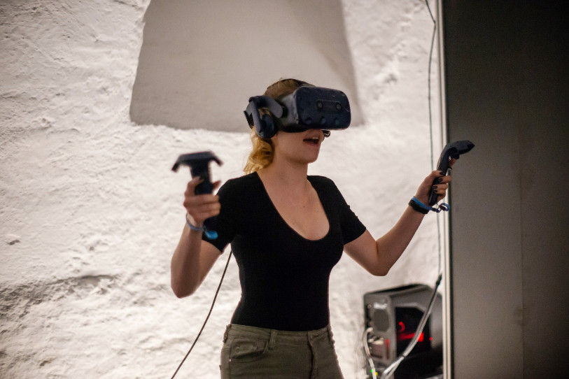 Avec casque et manettes, la réalité virtuelle nous plonge dans un tout autre univers.