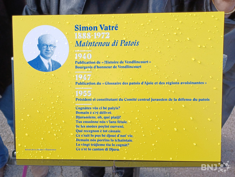 Bénie par l’abbé Maurice Queloz, la plaque commémorative en l’honneur de Simon Vatré sera placée au cœur du village de Vendlincourt.