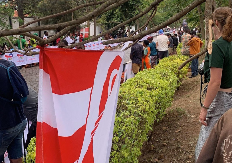 Ce n'est pas tous les jours que l'on croise un drapeau jurassien dans les rues de Kigali ! (Photo : Léandre Berret)