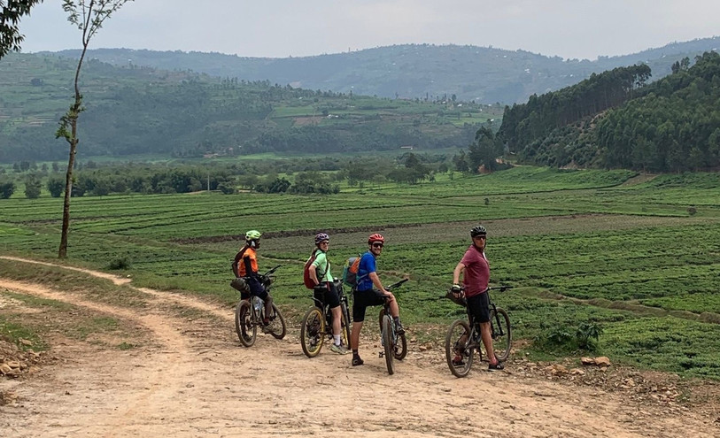 Léandre Berret et ses amis ont profité de leur séjour pour découvrir à vélo les magnifiques paysages du Rwanda.