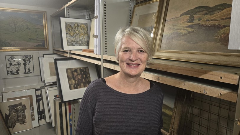 Aline Rais Hugi au coeur de la collection jurassienne des beaux-arts.