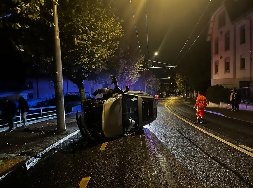 Un véhicule s'est renversé à l'avenue de la Gare samedi vers 3h du matin. (Photo: Police neuchâteloise)