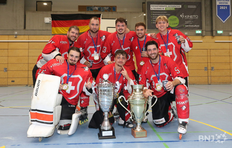 Les huit Jurassiens titrés avec la Suisse ! (Photo : Mauricette Schnider)