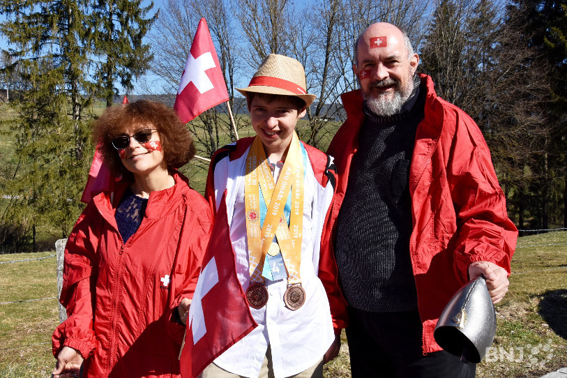 Les parents de Loïc sont allés l'accueillir à l'aéroport avec des couleurs de circonstance !