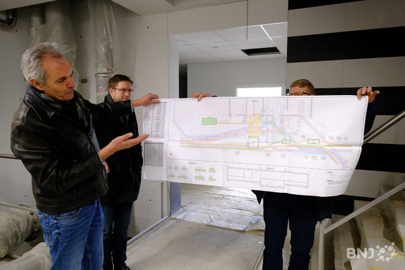 Le directeur du Syndicat des eaux des Franches-Montagnes, Pierre-Alain Barthe, présente les plans du réservoir et des conduites qui y sont reliées.