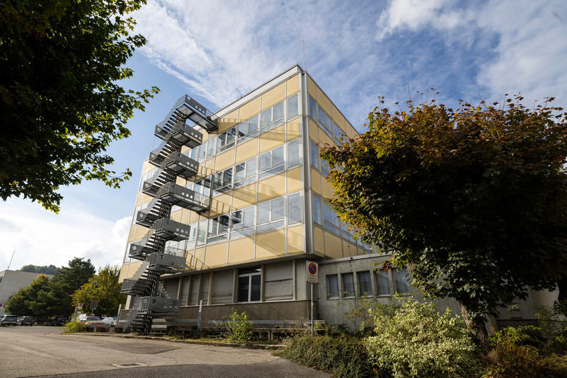 Le bâtiment de l'ancienne école d’ingénieurs au Locle accueillera le futur pôle horloger et microtechnique. (KEYSTONE/Cyril Zingaro).