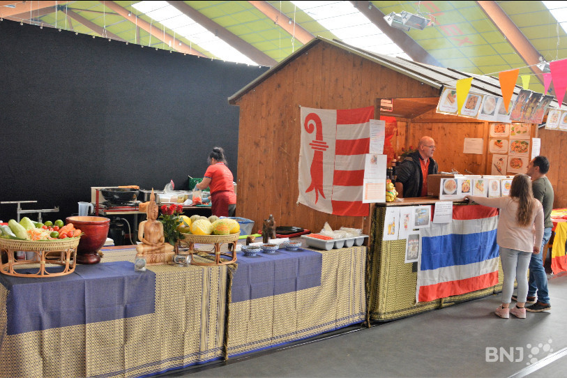 De nombreux stands proposent leurs spécialités culinaires au public.