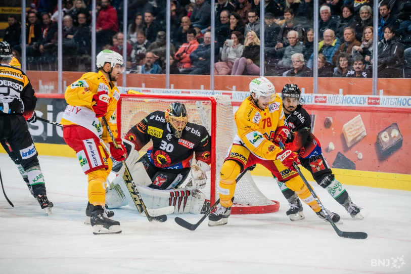 Le HC Bienne de Marco Pedretti (à gauche) et Marc-Antoine Pouliot devra gagner au moins un match à Berne pour accéder à la finale des play-off.