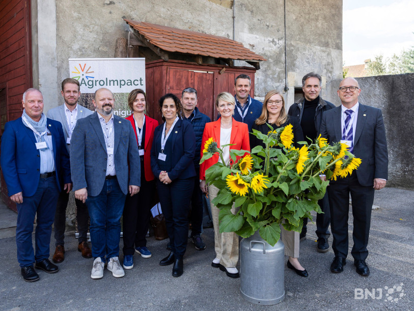 Les parties prenantes d’AgroImpact - dont les Jurassiens François Monin, Boris Beuret et Jean-Paul Lachat - se sont réunies mardi à Daillens pour présenter la première plateforme de décarbonation des produits agricoles. (Photo : KEYSTONE/CYRIL ZINGARO.)