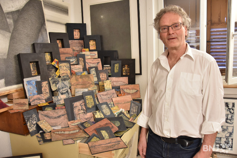 Christophe Grimm dans son appartement-atelier avec une partie de ses oeuvres.