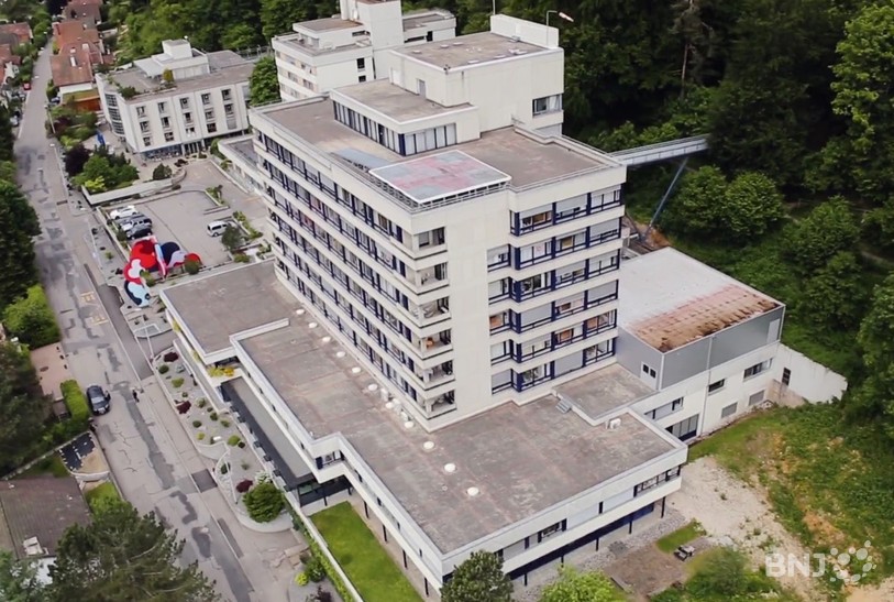 L’Hôpital du Jura bernois et l’Hôpital du Jura vont mener conjointement la suite des travaux sur l'avenir du site de Moutier de l'HJB. (Photo: HJB)
