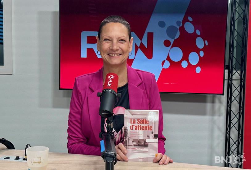 Daniela Vaucher en rose dans le studio RTN, à l’occasion d’Octobre rose.