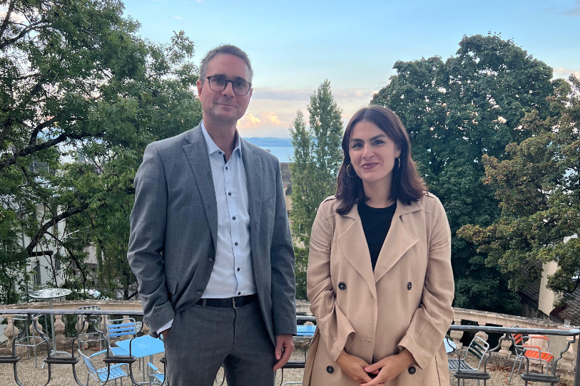 La cérémonie de remise des soutiens s’est tenue à la Petite Rochette à Neuchâtel, avec notamment Matthieu Cochet, responsable de la Gestion de fortune à la BCN et Nadine Murgida de L’Association Lieux de l’Art Neuchâtel. (Photo : Fondation culturelle de la BCN.)