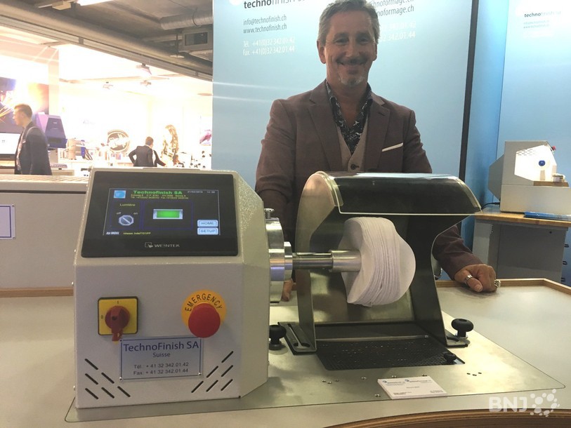 Vincent Bon devant un des produits de son entreprise.