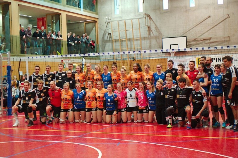 La grande famille du volley neuchâtelois se porte bien : en noir, les hommes de Colombier, en orange les filles du NUC et en bleu, celles de Val-de-Ruz.