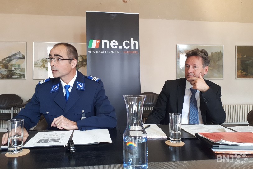 Pascal Luthi, commandant de la Police neuchâteloise, (à gauche) et Alain Ribaux, conseiller d'Etat en charge de la sécurité, (à droite) se sont réjouis de la tendance affichée par les chiffres neuchâtelois sur la criminalité.