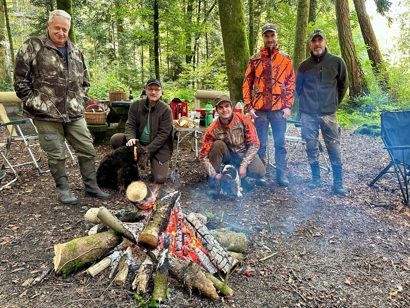 Tanguy Desboeufs (accroupi avec les manches oranges) a vécu l'ouverture de la chasse générale mercredi avec sa chienne Astra et ses compagnons.
