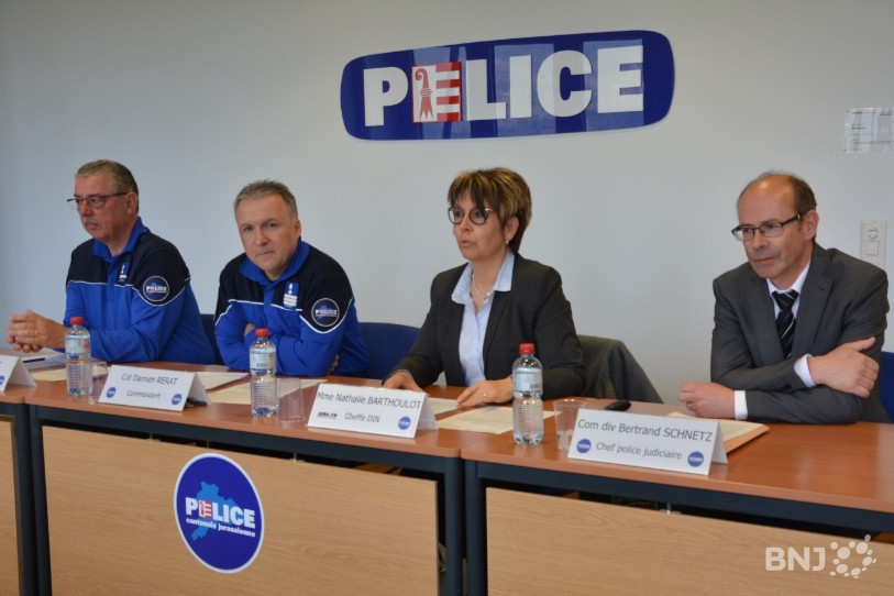Gilles Bailat (chef de la gendarmerie), Damien Rérat (commandant de la police cantonale), Nathalie Barthoulot (cheffe du Département de l'intérieur) et Bertrand Schnetz (chef de la police judiciaire) de gauche à droite.