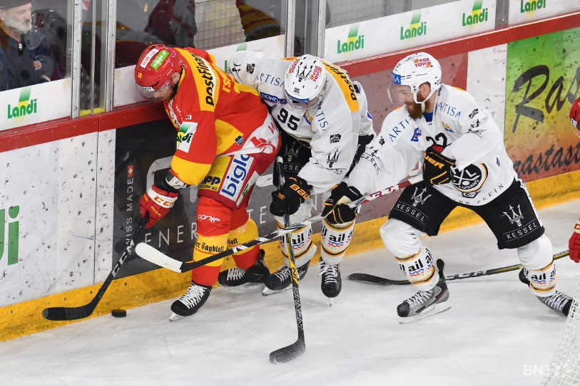 Stefan Ulmer (ici avec le numéro 22) va faire équipe avec Mathieu Tschantré dans le vestiaire du HC Bienne la saison prochaine.