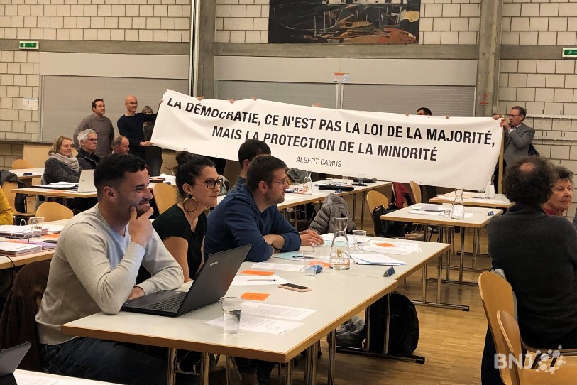 Les élus antiséparatistes ont brandi une banderole en réaction à la composition du bureau du Conseil de ville à majorité autonomiste. Ils ont été rappelés à l'ordre par le président du législatif.