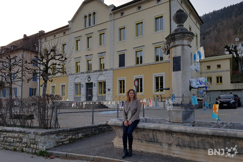 Rosemarie Jeanneret sur la place du village de Sonvilier. (Photo : Rosemarie Jeanneret).