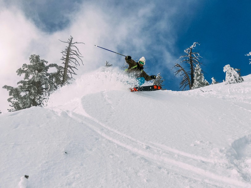 Image prétexte de skieur. Source : Unsplash