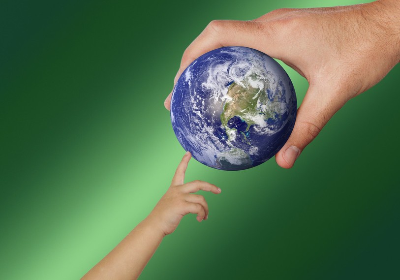 Globe terrestre entre deux mains