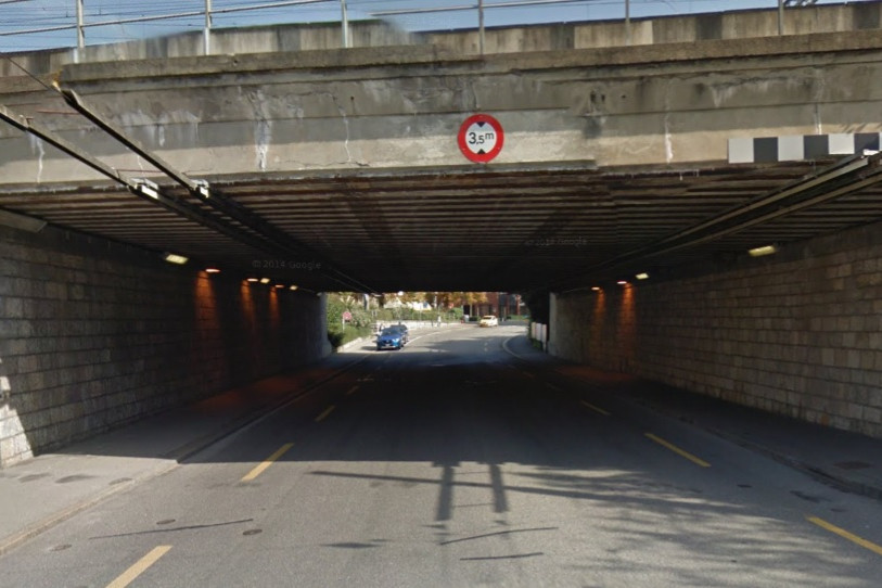 Le pont ferroviaire de la rue d'Aarberg est composé de béton et de métal. (Photo: Google Maps)